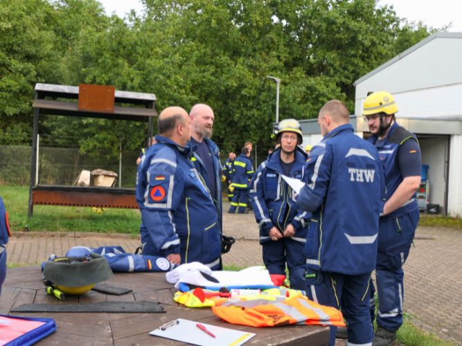 Dienstags-Ausbildung Einsatzübung (Abstützen/Ausleuchten)