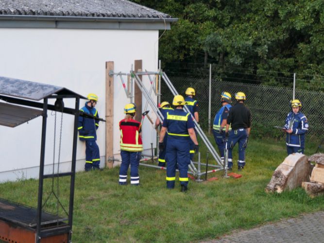 Dienstags-Ausbildung Einsatzübung (Abstützen/Ausleuchten)