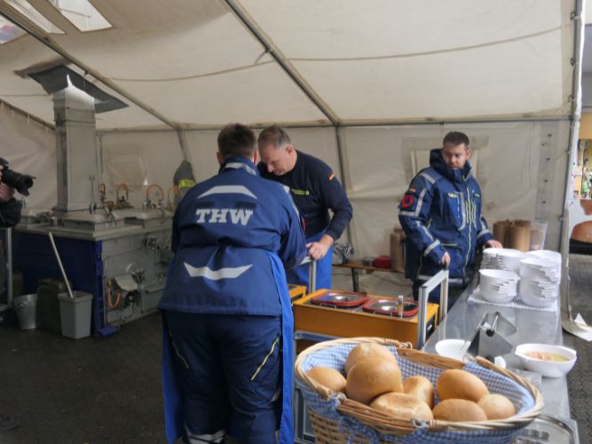 Traditionelle Erbsensuppe-Kochaktion 