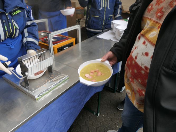 Traditionelle Erbsensuppe-Kochaktion 